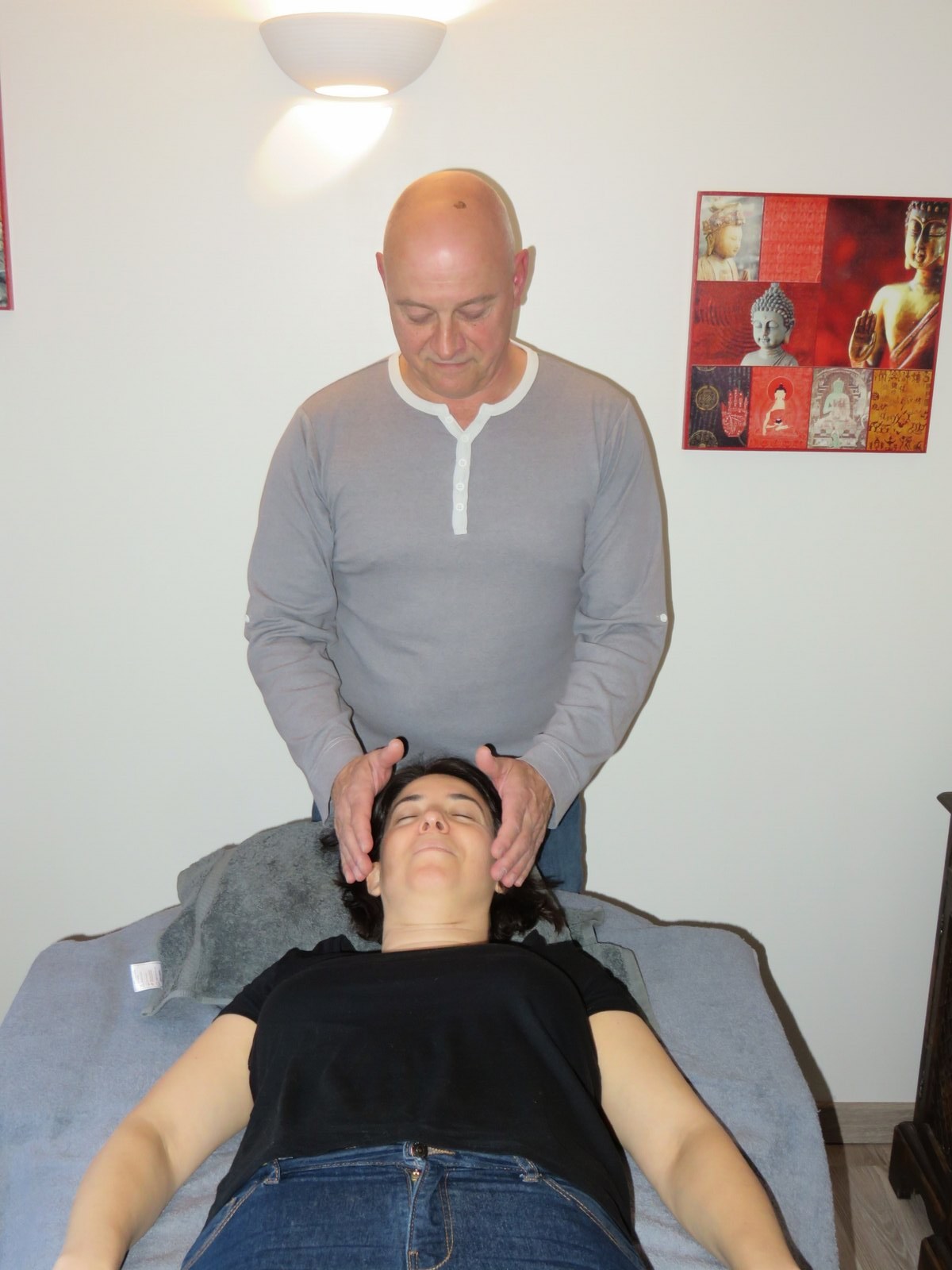 Travail manuel sur les cervicales lors d'une séance